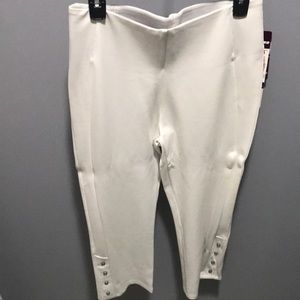 PETER NYGARD LUXE SLIMS. NWT. Size Medium 10/12. White Capris.